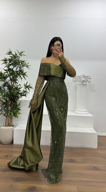 Abito da sera ricamato con scollo a barca color cachi